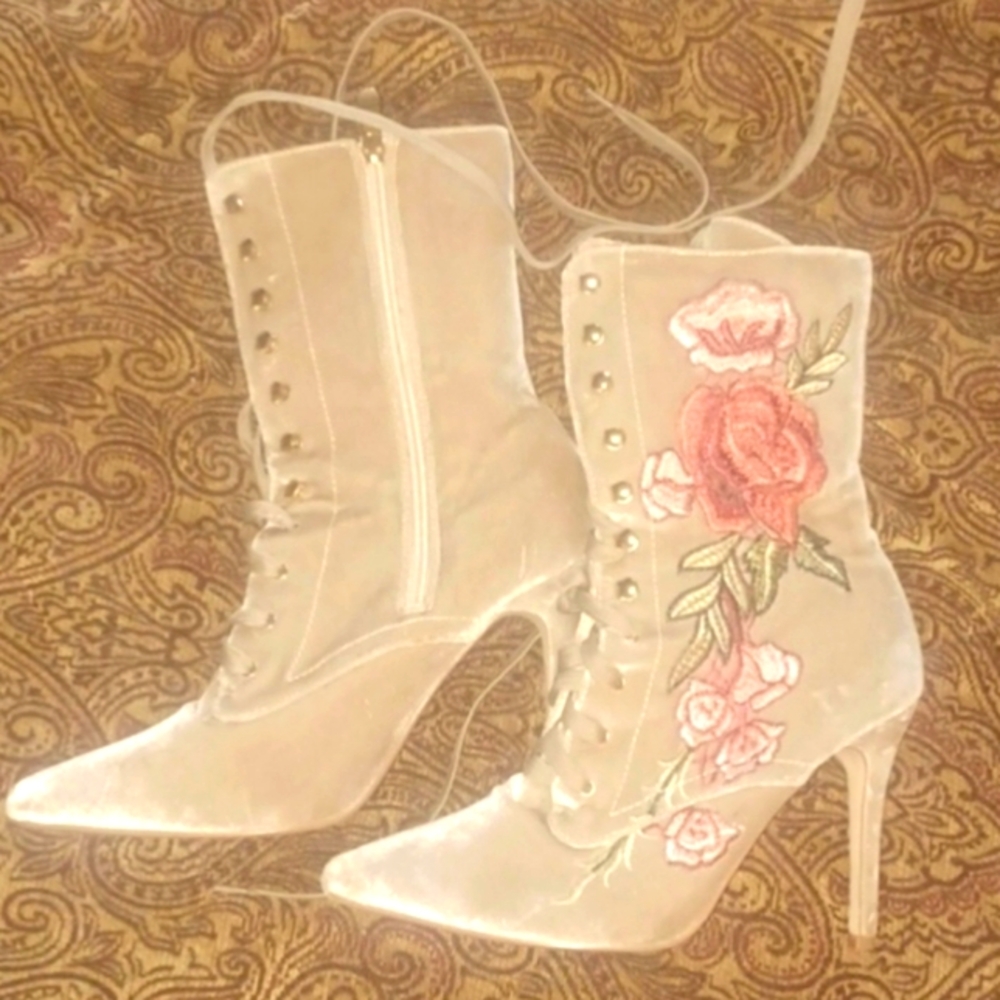 Cafe Robbin suede womens boots with embroidery. Size 10, fits like size 9.